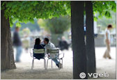 Amoureux au jardin du Luxembourg